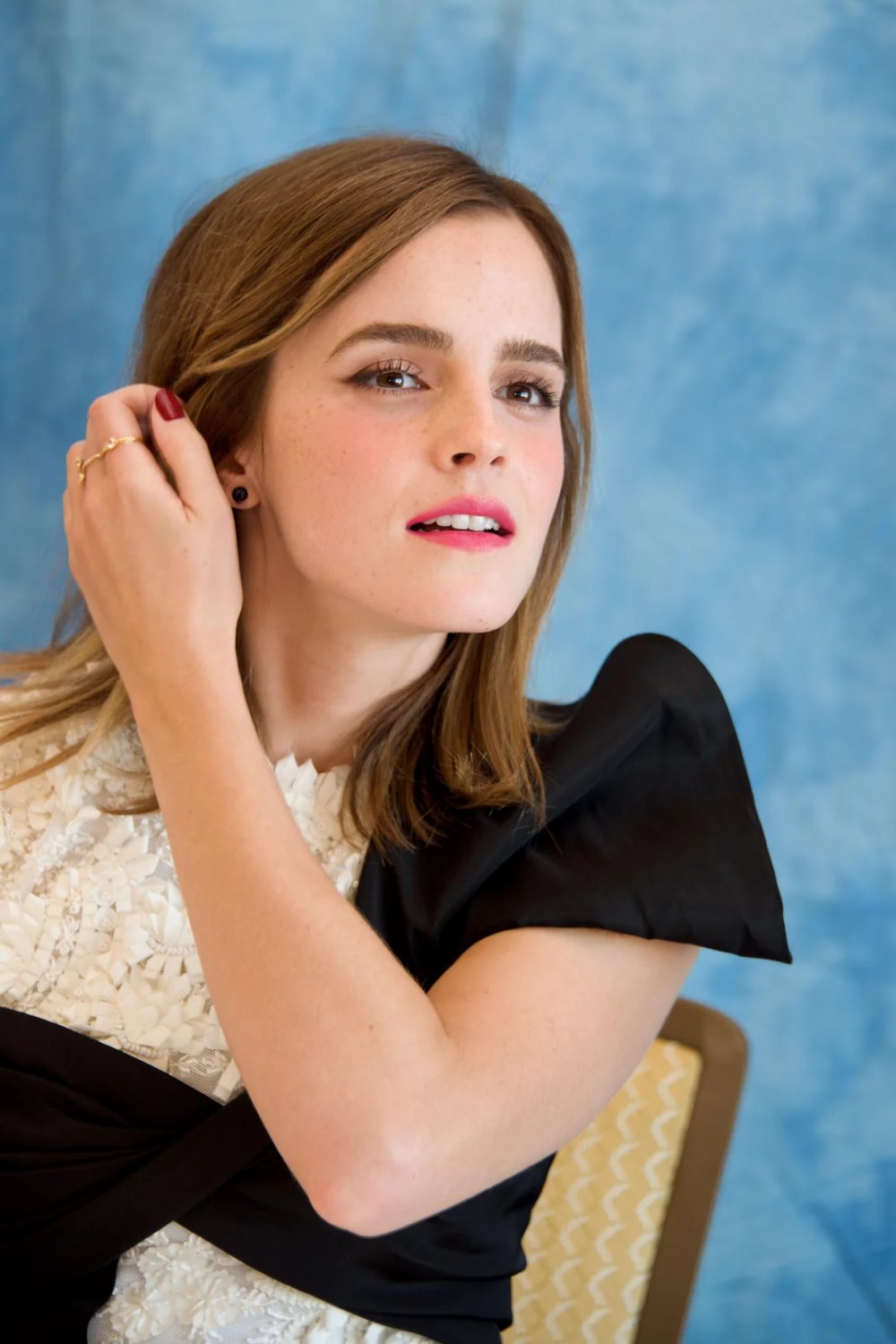boYvWP3H Emma Watson's reaction when guys eat their own sperm in public for her 10.jpg